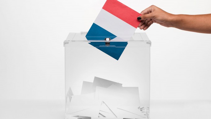 CC0 - Freepik Un drapeau français déposé dnas une urne