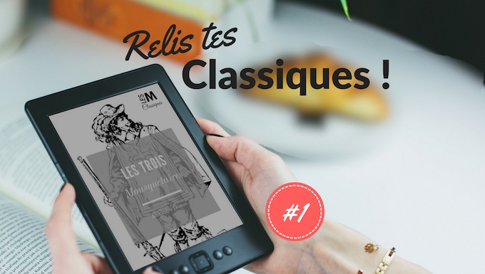 Relis tes classiques - CC-BY-SA Rennes Métropole Personne tenant une liseuse affichant les trois mousquetaires, titre présent dans Cantook. En arrire-plan on aperçoit un livre, une tasse à café et un croissant. à côté de la liseuse on peut lire Relis tes classiques #1
