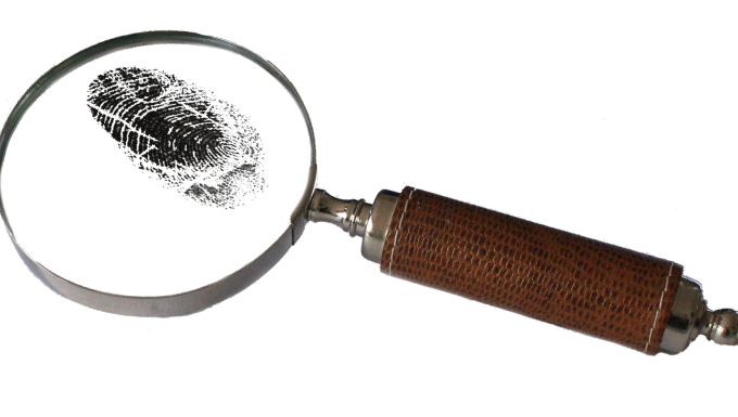 CC0 Pixabay loupe grossisant une trace de doigts