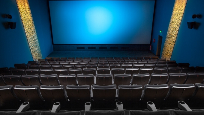 Salle de cinéma. CC0 - Pixabay. Salle de cinéma vide photographiée du denrier rang.