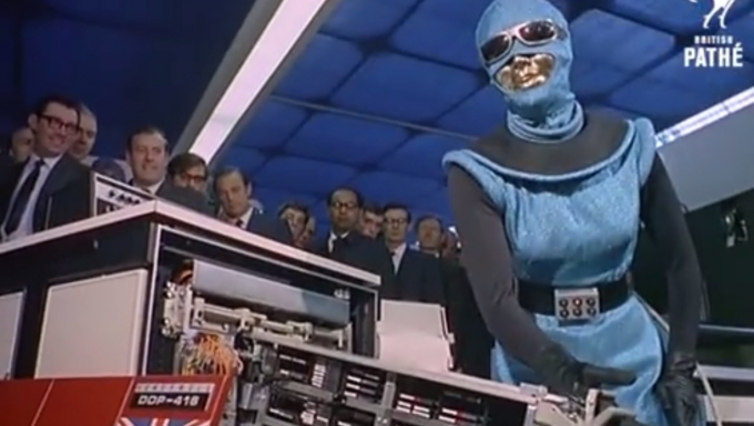 EUREKA - SCIENCE MONTH ON BRITISH PATHÉ (OCTOBER 2016): Science Fiction.. Tous droits réservés. Démonstration publique des capacités d'une androïde (fiction).