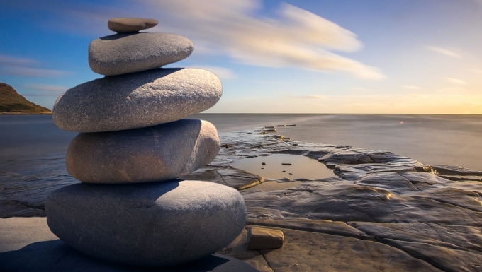 CC0 Public Domain - https://pixabay.com/fr/feng-shui-zen-pierres-texture-1927584/ des galets superposés sur une plage.