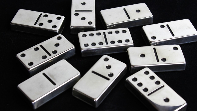 CC0 - Pixabay - Dominos Dominos argentés sur fond noir