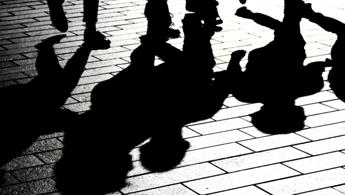 CC0 Public Domain - Pxhere. Photo en noir et blanc de personnes démabulant dont les ombres se reflétent au sol.