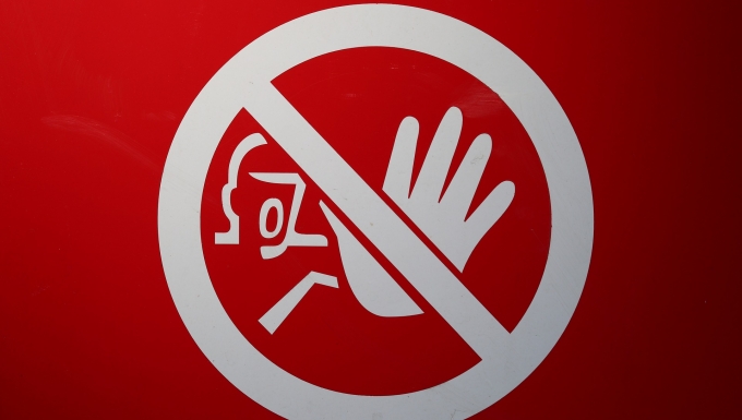 Stop .CC0 Public Domain - Pixabay. Un panneau de signalisation de couleur rouge et blanc signalant une interdiction.