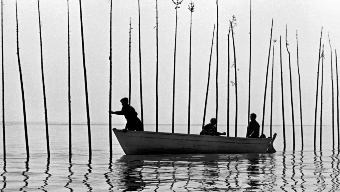 Pour la suite du monde. Tous droits réservés. Trois pêcheurs sur une barque (photo en noir et blanc)