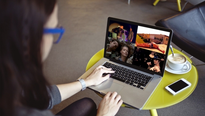 Une jeune femme consultant son ordinateur portable.