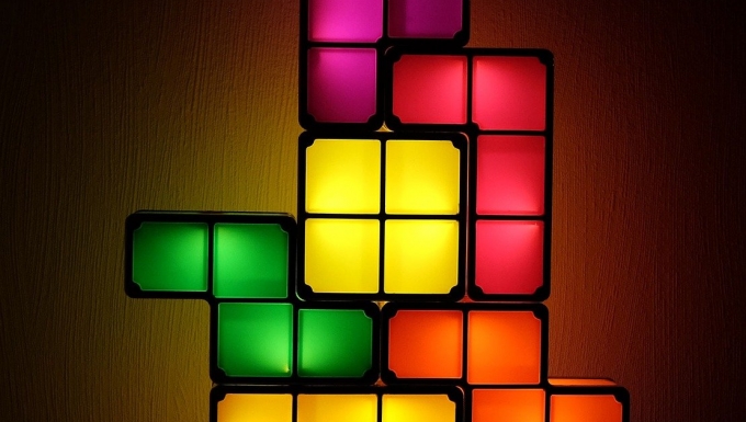 Photo d'une lampe composé de briques de tétris de différentes couleurs