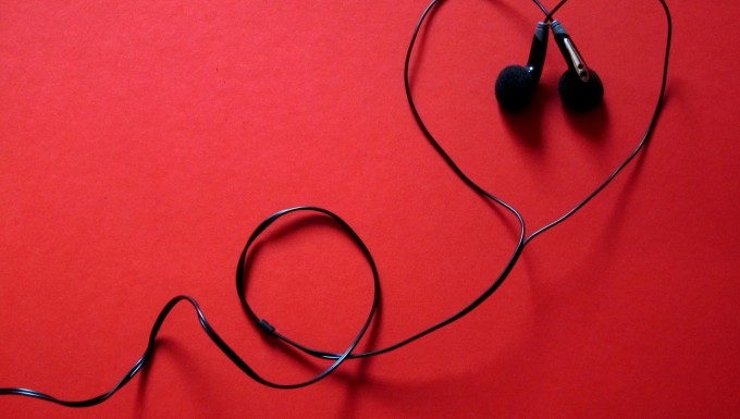 CC0 - Pixabay Casque audio sur fonds rouge. Le câble du casque forme un coeur
