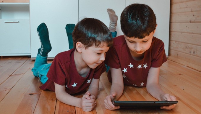 CC0 - Pixabay Deux enfants allongés par terre avec une tablette