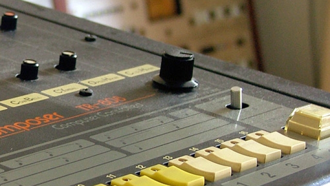 "Roland TR-808" (CC BY 2.0) by Ethan Hein Plan rapproché de la boîte à rythmes TR-808 de Roland