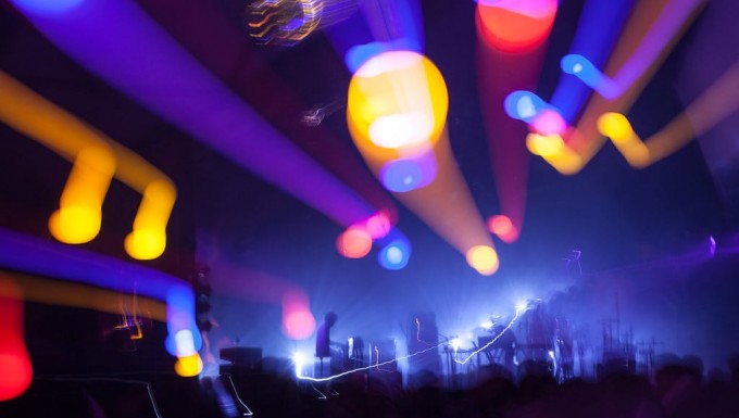 CC-BY-SA-ND-NC - Sébastien Huette Un scène de concert avec un effet de flou sur la photographie