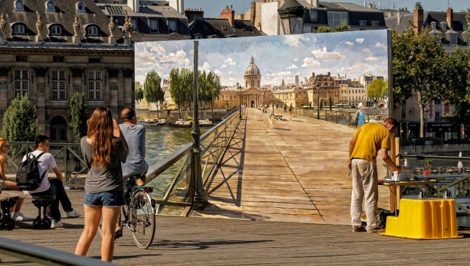 Pixabay - CC0 Le Pont des Arts à Paris. Une personne est en train de peindre une vue de Paris sur un tableau gigantesque
