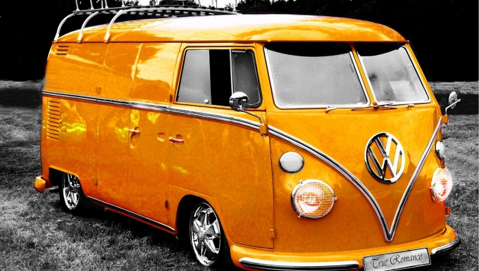 CC0 Public Domain. Source : https://pixabay.com/fr/vw-autobus-campeur-van-volkswagen-2709631/ Photo d'un van Volkswagen de couleur jaune.