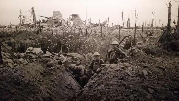 Pixabay - CC0 Photo en noir et blanc d'une tranchée pendant la Guerre 14-18.