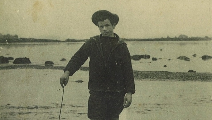 Numérisation BNF / Médiathèques de Brest Image d'un jeune pêcheur à pied. Photographie en noir et blanc