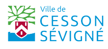Logo de la ville de Cesson-Sévigné. Affiche à gauche le blason de la ville et un arbre stylisé.