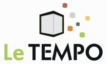 logo du centre culturel/ Cube blanc à côté duquel gravitent des petits cubes de couleur. Sous le logo, les mots "Le" en vert et "Tempo" en noir
