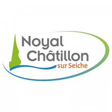 Logo de la ville. À gauche, une forme végétale ressemblant à un épicéa, une forme vague symbolisant un cours d'eau. et le nom de la ville en gris et orange