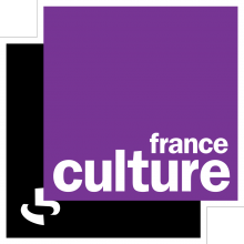 Un carré violet superposé sur un carré noir. Des lettres stylisées blanches sont intégrées aux formes.