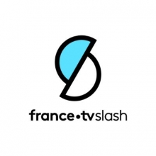 Logo France.tv Slash : deux demi cercles de couleur blanche et bleu ciel.