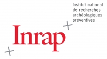 Lettres stylisées rouge entourées de deux repères topographiques (carroyage)