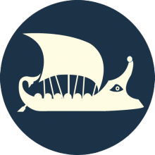 Logo représentant une caravelle antique de couleur crème sur fond bleu marine.