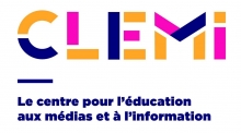 Lettres stylisées mauve, violette et jaune moutarde sur fond blanc.