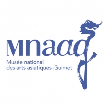 Logo du musée présentant son sigle mnaag et un dragon stylisée. L'ensemble du logo est mauve
