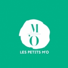 Lettres vertes intégrées dans une forme abstraite blanche.