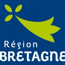 Hermine verte sur fond bleu marine. Lettres stylisées de couleur blanche.