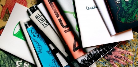 Une collection personnelle de graphzines (fanzines graphiques) de pays divers (Japon, France, Espagne, Norvège, États-Unis).