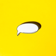 Photo d'une bulle de bande dessinée sur un fond jaune.