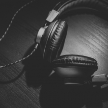 Photo en noir et blanc d'un casque audio.