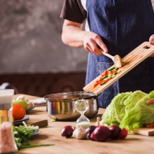 Un homme et une femme préparant une recette.