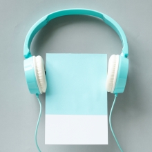 Un casque audio posé sur un livre.