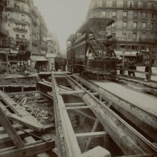 Photo en noir et blanc de la construction du chemin de fer métropolitain municipal de Paris