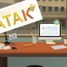 Capture d'écran du jeu Datak. On y voit, dessiné en style cartoon, un bureau, un ordinateur et divers objets. Au dessus, le logo Datak surmonté d'une caméra de vidéosurveillance