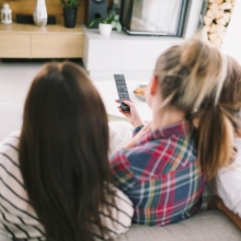 Des jeunes femmes vues de dos regardant la tv