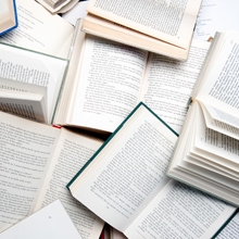 Masse de livres ouverts disposés aléatoirement les uns sur les autres