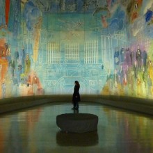 Photo d'un epersonne visitant une galerie.
