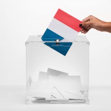 Un drapeau français déposé dnas une urne
