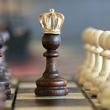Des pions d'échec dont un qui est centré et couronné