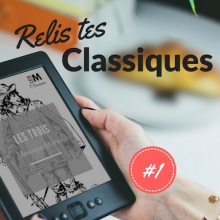Personne tenant une liseuse affichant les trois mousquetaires, titre présent dans Cantook. En arrire-plan on aperçoit un livre, une tasse à café et un croissant. à côté de la liseuse on peut lire Relis tes classiques #1