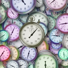 Une multitude de chronomètres multicolores superposés.